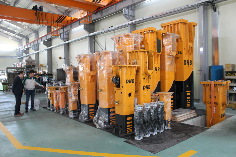 진천 공장에서는 브레이커 중량 14톤, 초대형 전유압 브레이커 'D500IIs'를 비롯해 'DNB 브레이커' 전기종을 대량으로 양산하는 생산체계를 갖추고 있다.
