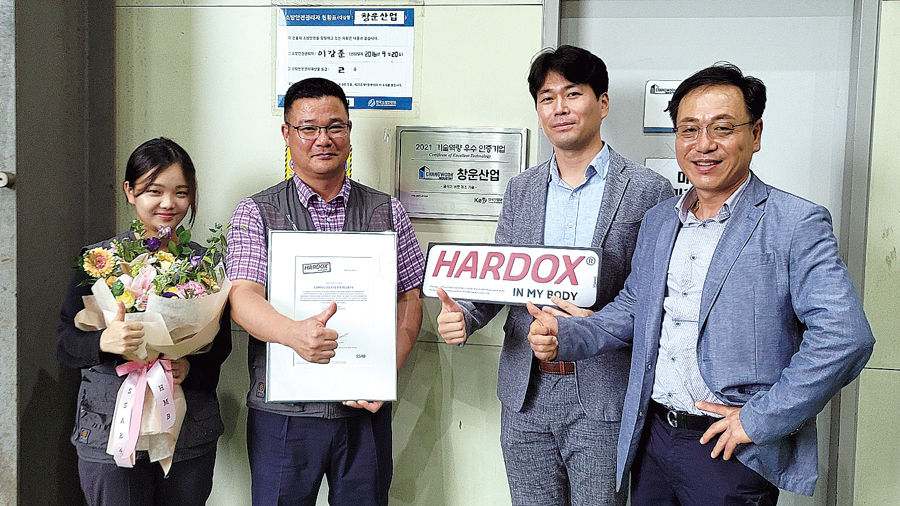 SSAB코리아는 지난 8월 23일 ‘하독스 500 Tuf’를 적용해 최고급 수준의 굴삭기 버켓을 자체 생산, 보급하며 현장과 고객의 지속가능한 혁신을 이끌고 있는 ㈜창운산업에 ‘Hardox® In My Body’ 인증서를 전달하고 기념촬영을 하고 있다